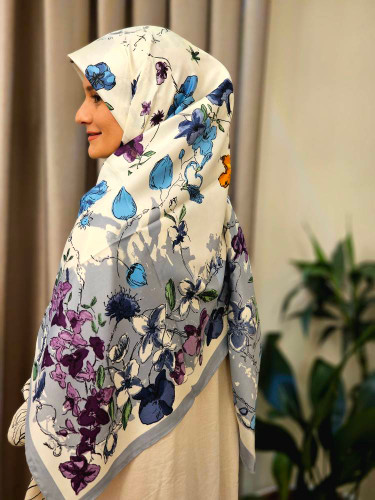 روسری ابریشم وارداتی طرح رنگی سایز ۱۳۰