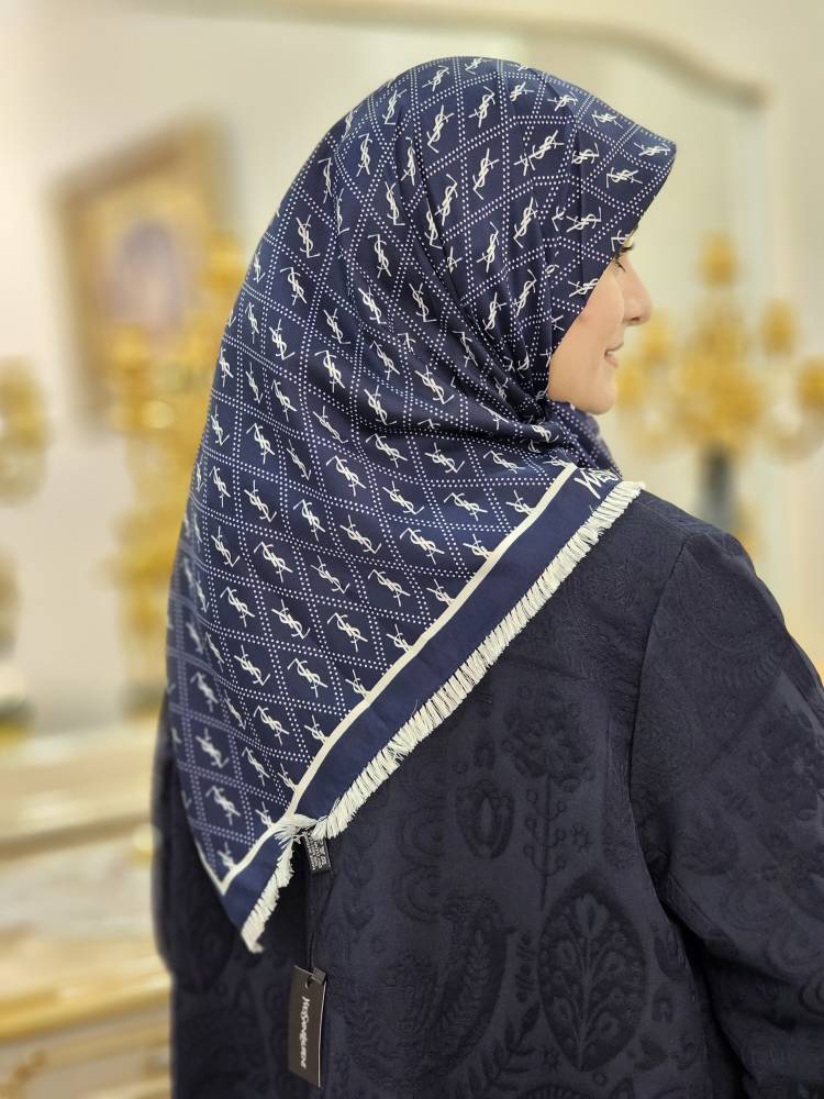 روسری ابریشم ریشه سوزنی سورمه ای سایز ۹۰