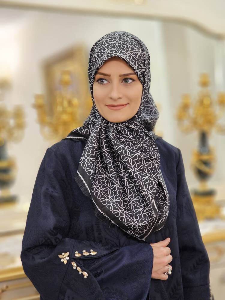 روسری ابریشم ریشه سوزنی رنگ مشکی سفید سایز ۹۰
