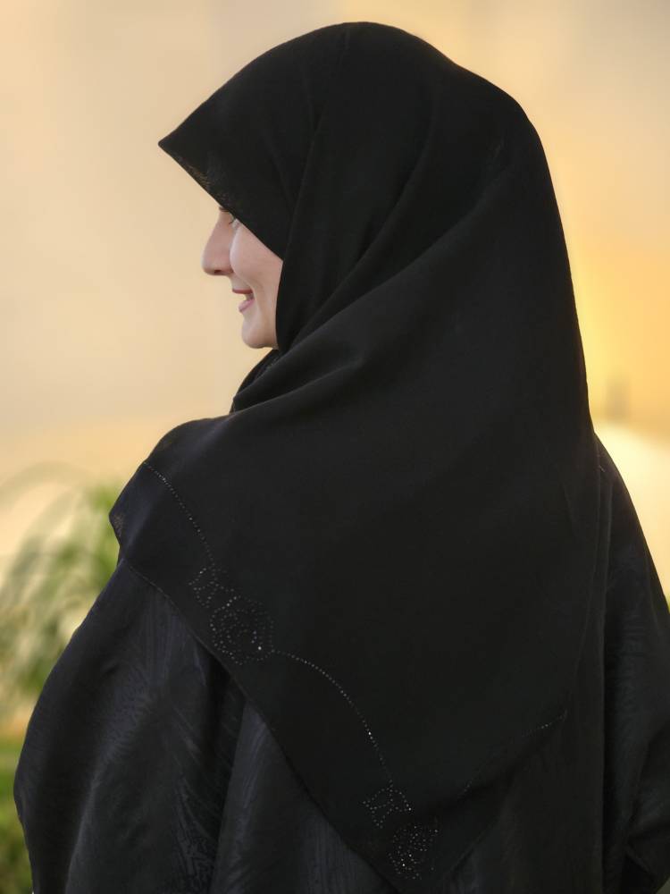 روسری کرپ حریر مشکی نگین دار سایز ۱۰۰ طرح گل