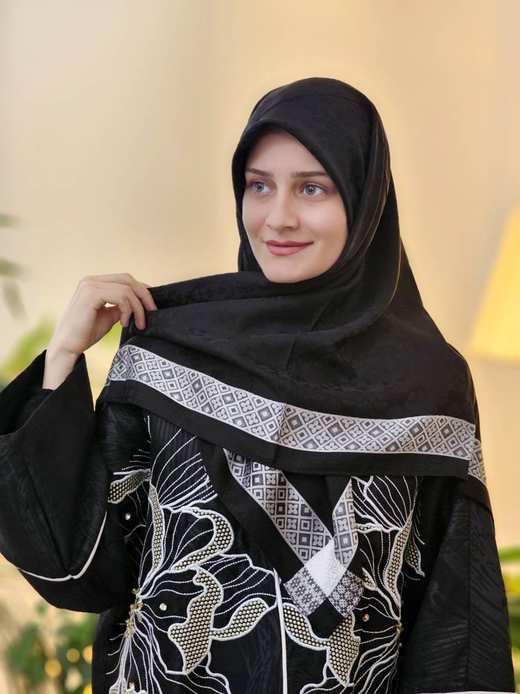 روسری ژاکارد مشکی وارداتی دور نقره ای سایز ۱۰۰