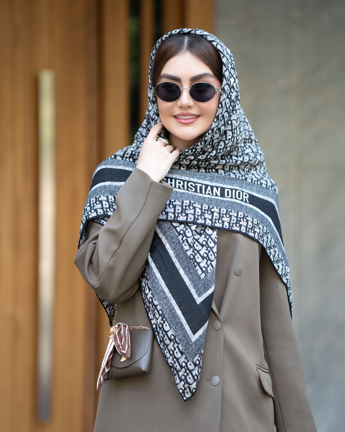 روسری نخی سفید مشکی برند دیور