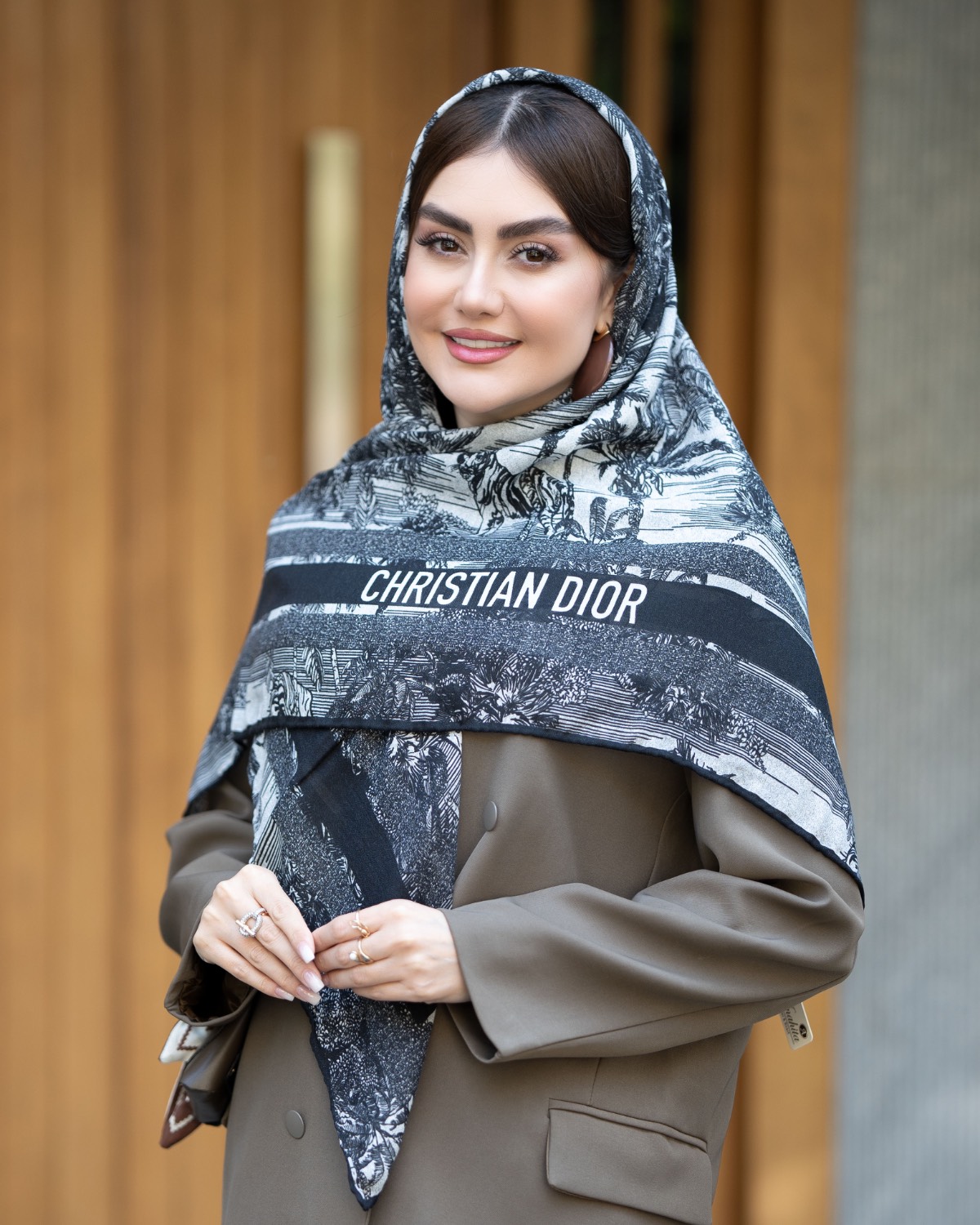روسری نخی سفید طرح دیور جنگل