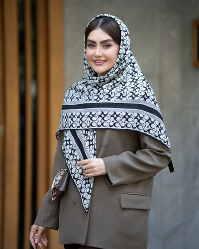 روسری نخی سفید مشکی برند کوچ