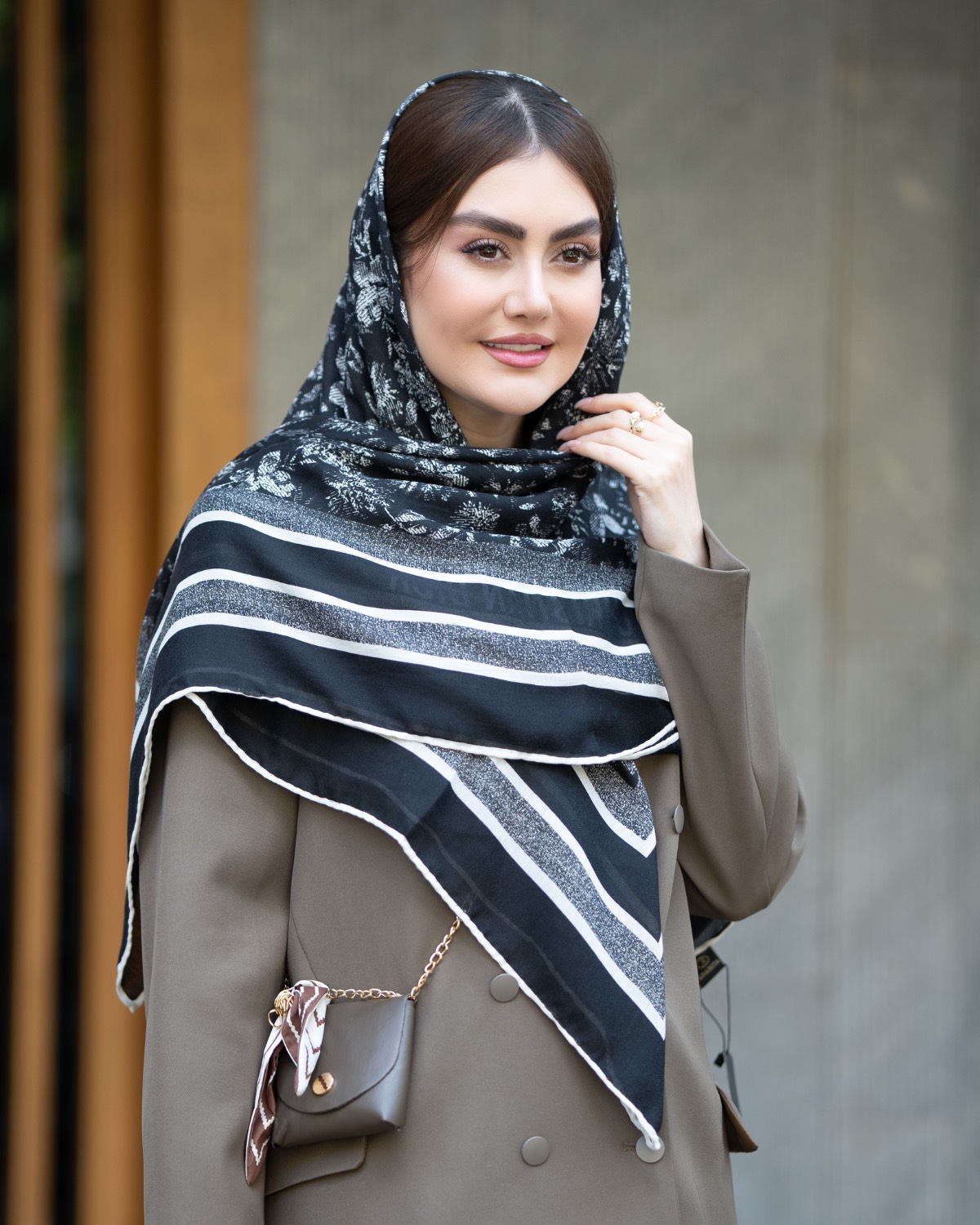 روسری نخی مشکی سفید سایز ۱۲۰