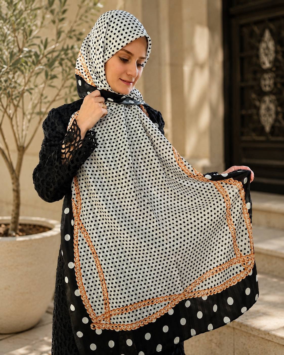 شال سفید مشکی توپی