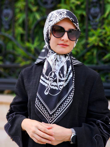 روسری ابریشم ژاکارد سایز ۱۰۰ مشکی نقره ای