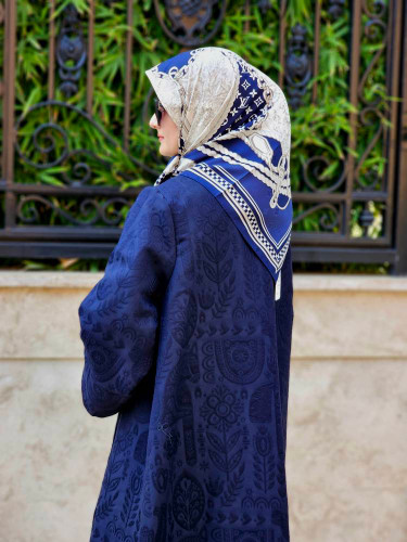 روسری ابریشم ژاکارد سرمه ای کرم سایز ۱۰۰ طرح ال وی | هانیل استایل