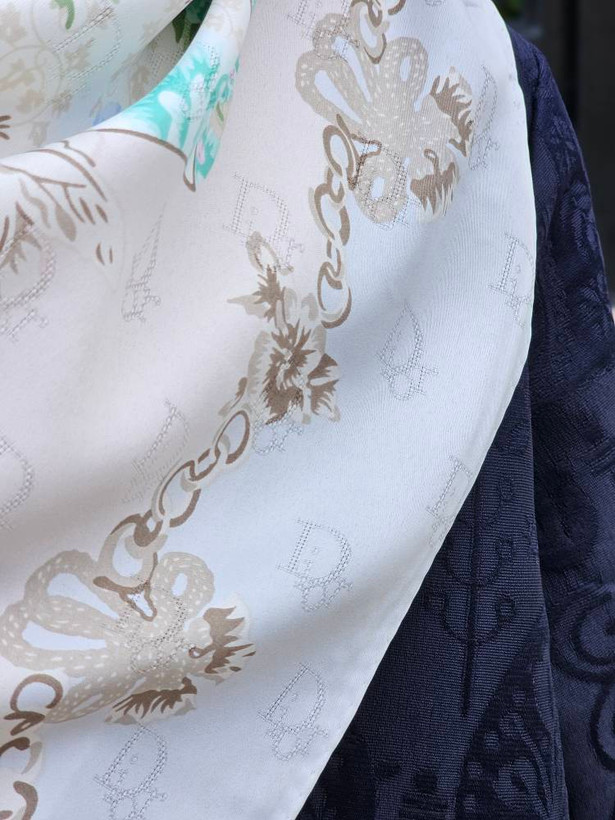 روسری ابریشم ژاکارد دیور رنگ پنکیکی سایز ۱۳۰