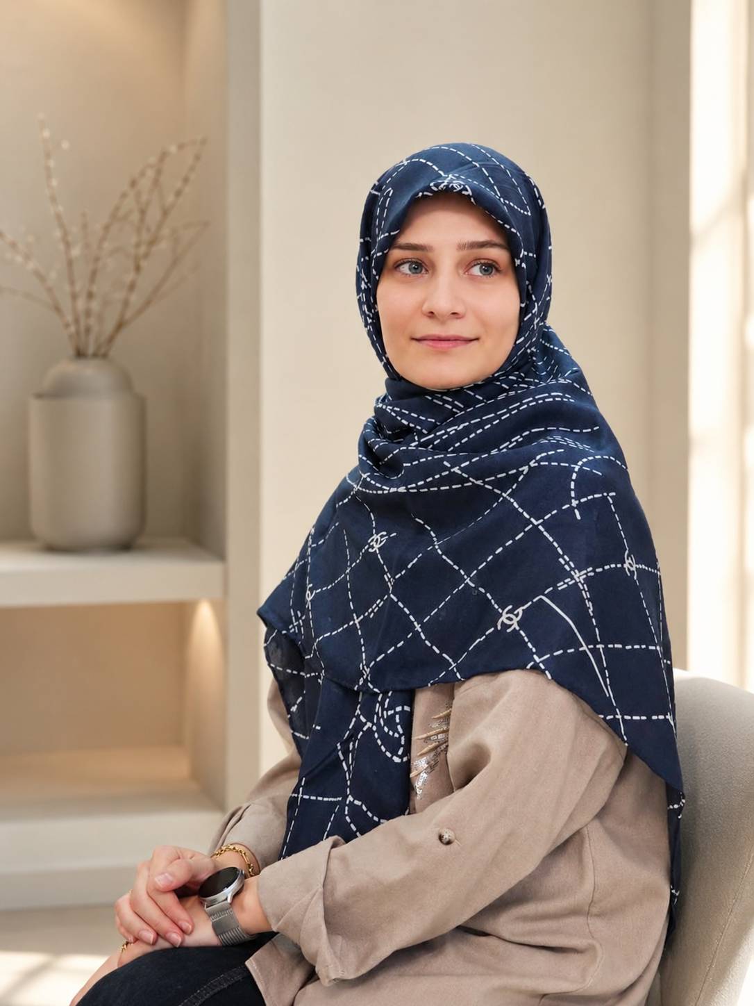 روسری نخی ویسکوز سرمه‌ای قواره ۱۳۰