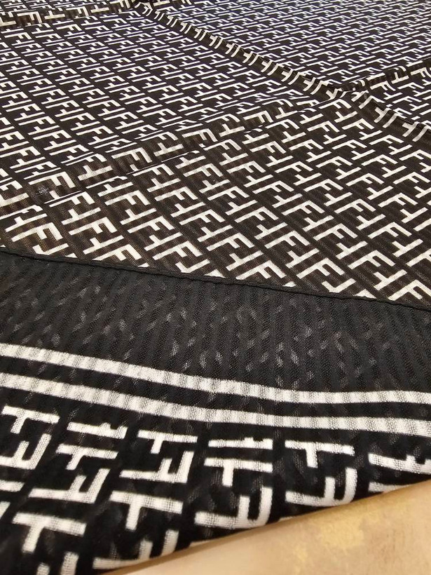 روسری نخی اسکالر فندی سفید مشکی قواره ۱۰۰