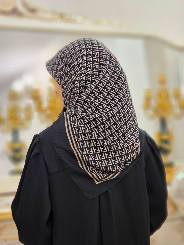 روسری نخی اسکالر فندی نسکافه ای مشکی سایز ۱۰۰