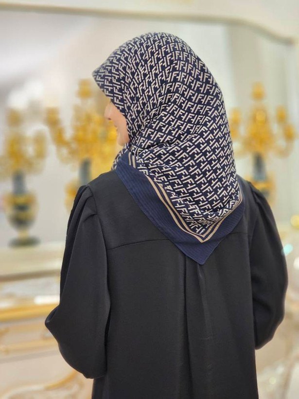 روسری نخی اسکالر فندی سرمهای کرم سایز ۱۰۰