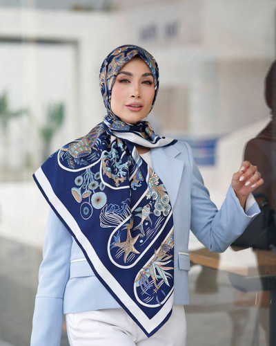 روسری ابریشم توییل وارداتی سایز ۱۱۰ طرح اقیانوس سرمه ای