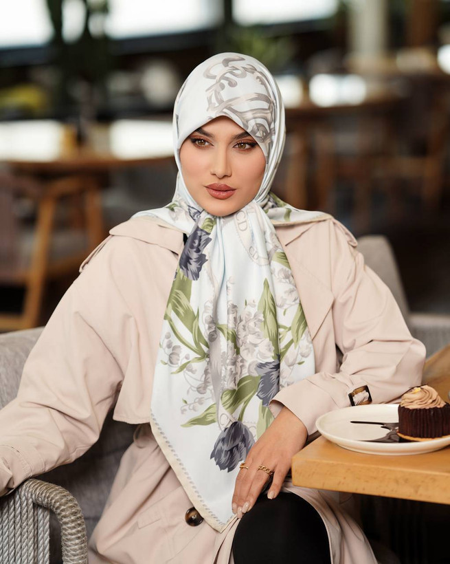 روسری ابریشم توییل نرم و لطیف سایز ۱۳۰ رنگ آبی آسمانی