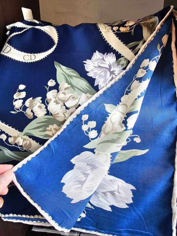 روسری ابریشم توییل نرم و لطیف سایز ۱۳۰ رنگ سرمه ای