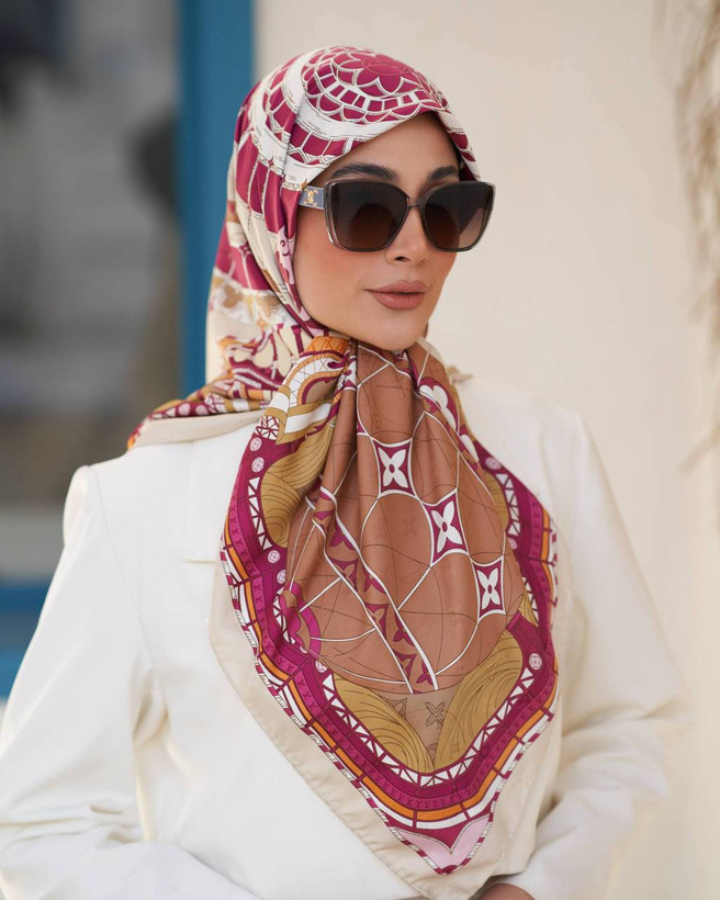 روسری ابریشم ژاکارد وارداتی سایز ۱۲۰ کرم ارغوانی
