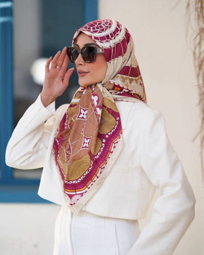 روسری ابریشم ژاکارد وارداتی سایز ۱۲۰ کرم ارغوانی