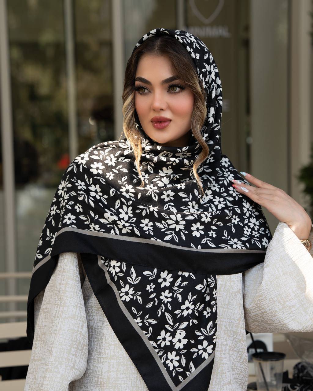 روسری نخی چهارفصل سایز ۱۳۰ مشکی سفید گلدار