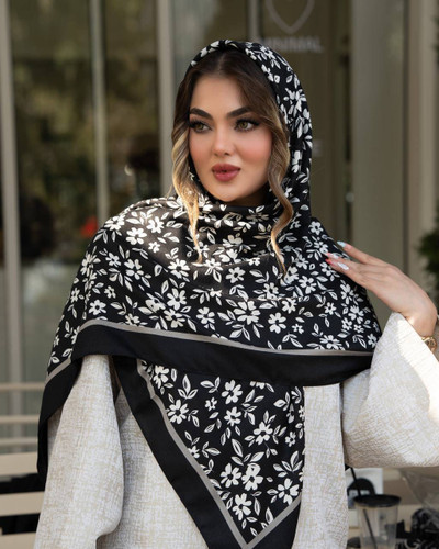 روسری نخی چهارفصل سایز ۱۳۰ مشکی سفید گلدار
