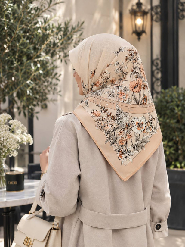 روسری ابریشم کیفیت مستر وارداتی سایز ۹۰ رنگ کرم